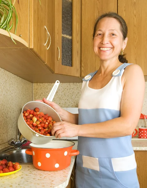 Femme faisant de la confiture de fraises — Photo