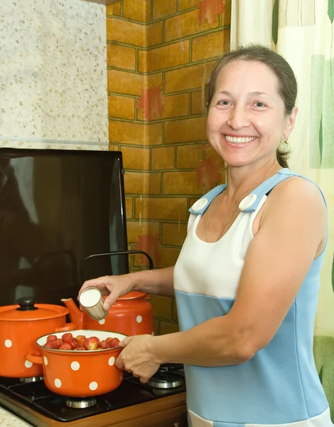 Donna che conserva le conserve di fragole — Foto Stock