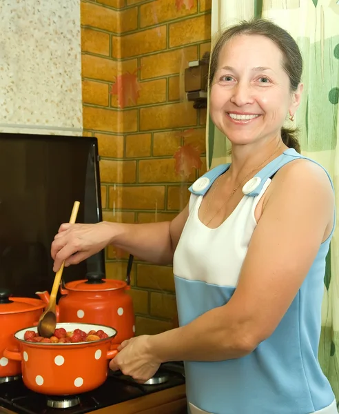 Frau konserviert Erdbeermarmelade — Stockfoto