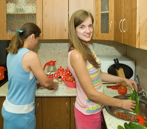 台所にいる母親と娘 — ストック写真