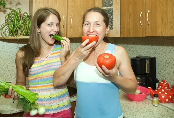 Mãe e filha com legumes — Fotografia de Stock
