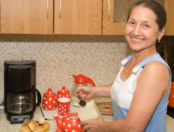 高齢者の女性がお茶を作る — ストック写真
