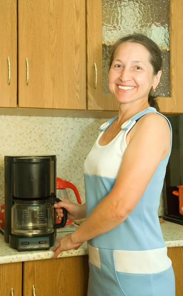 Vrouw met koffiemachine — Stockfoto
