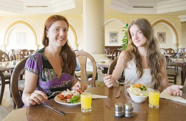 昼食を食べている二人の女の子 — ストック写真