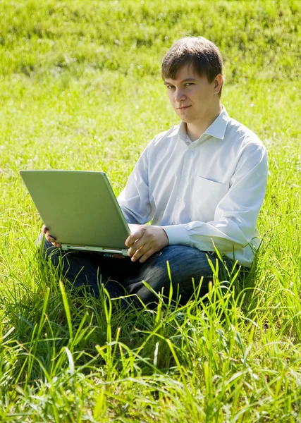 남자는 풀밭에서 노트북으로 — 스톡 사진
