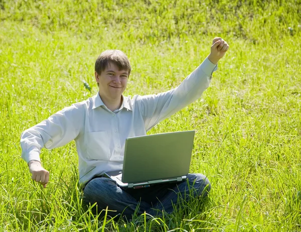Hombre con portátil al aire libre — Foto de Stock