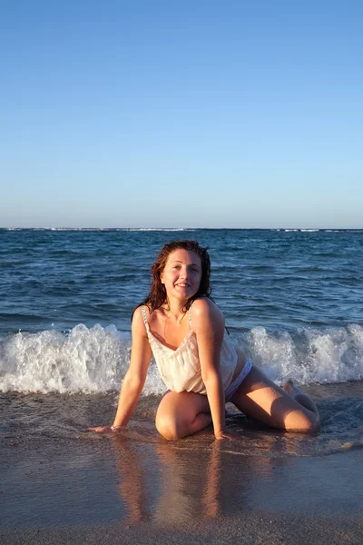 Chica de color blanco en la ola del mar —  Fotos de Stock