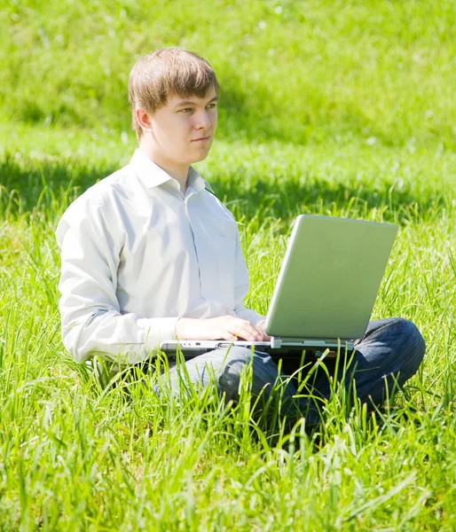 Hombre con ordenador portátil — Foto de Stock