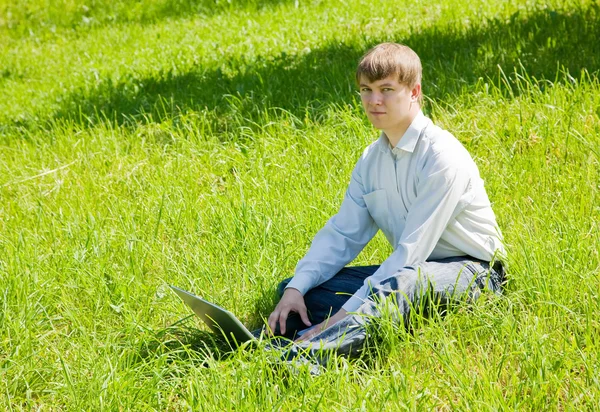 노트북으로 일하는 사람 — 스톡 사진