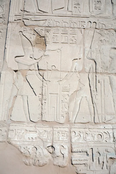 Relieve jeroglífico en el Templo de Karnak — Foto de Stock