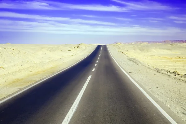 Road through desert — Stock Photo, Image