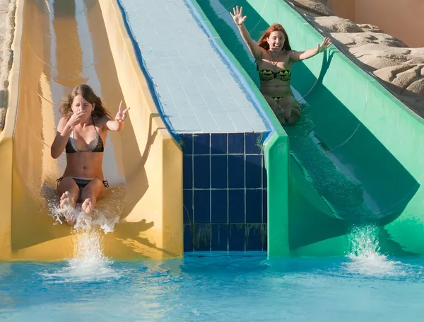 Chicas en piscina tobogán acuático en aquapark —  Fotos de Stock