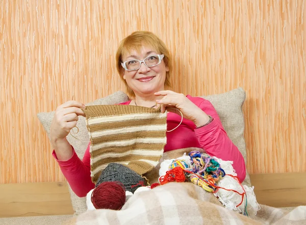 뜨개질을 하는 고위 여자 — 스톡 사진