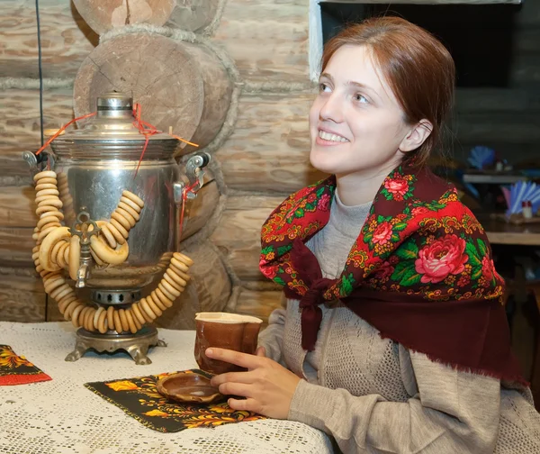 Mulher perto de samovar russo tradicional — Fotografia de Stock
