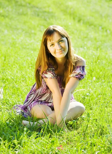 女孩在草地上 — 图库照片