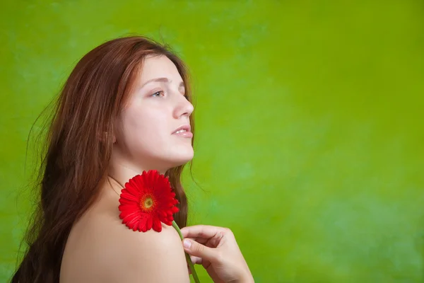 Flicka med blomma över grön — Stockfoto