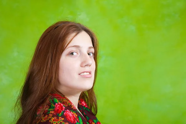 Dívka nad zeleným pozadím — Stock fotografie