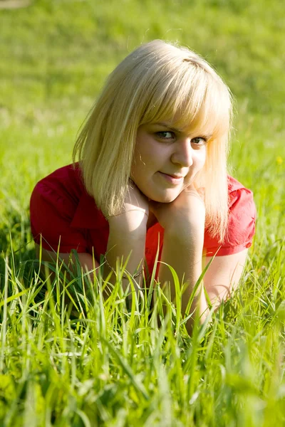 Leende flicka på gräs — Stockfoto