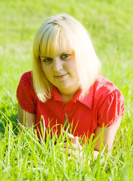 Girl in lying on grass — Stock Photo, Image