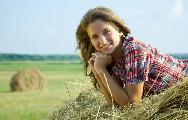 Girl laying hay bail — Stock Photo, Image