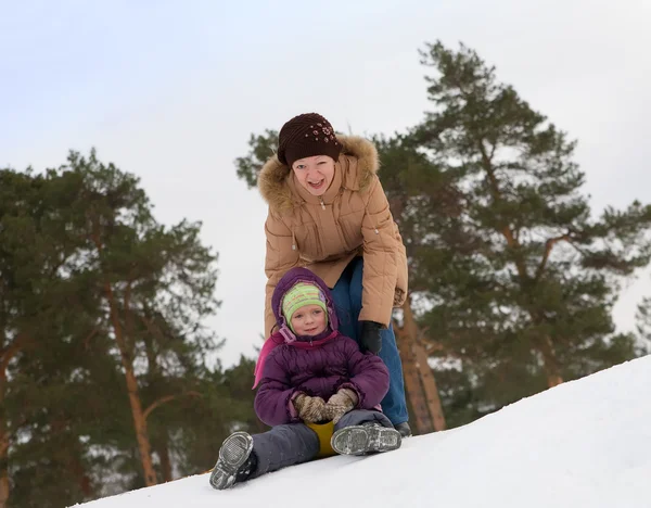 Kind in de sneeuw glijden — Stockfoto