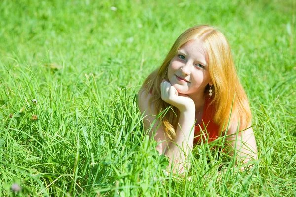 Vermelho de cabelos menina adolescente — Fotografia de Stock