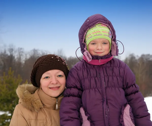 Mulher com filha no inverno — Fotografia de Stock