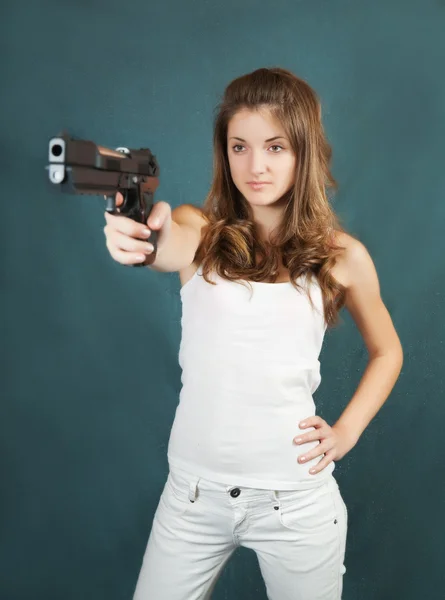 Teen girl with gun — Stock Photo, Image