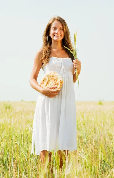 Chica con pan —  Fotos de Stock