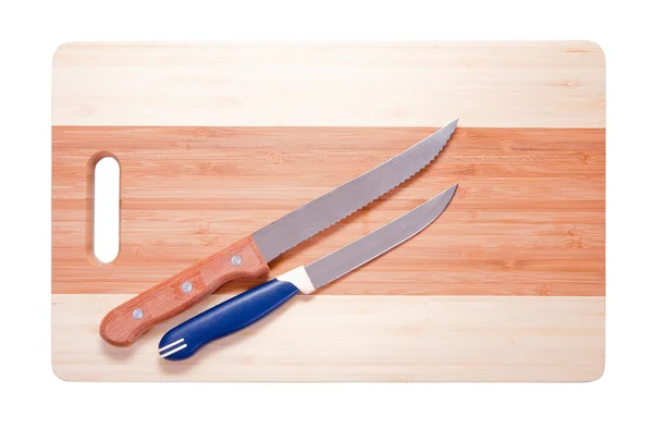 Ножи над разделочной доской — стоковое фото