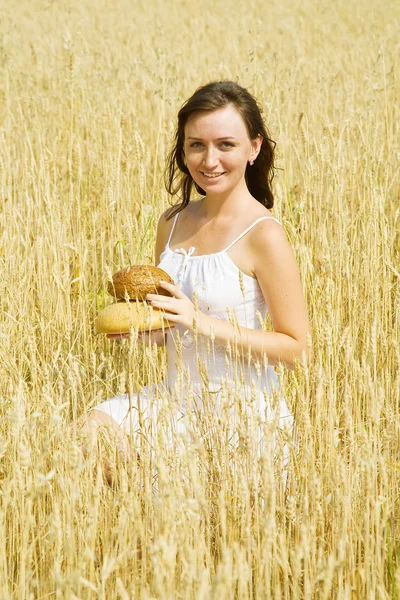 Dívka s chlebem — Stock fotografie
