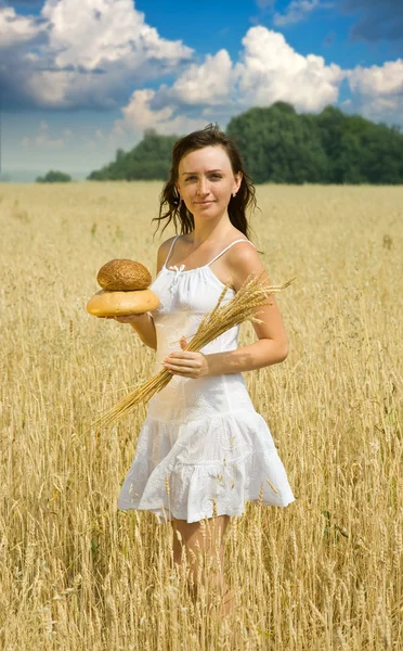 Mädchen mit Brot und Weizenähre — Stockfoto