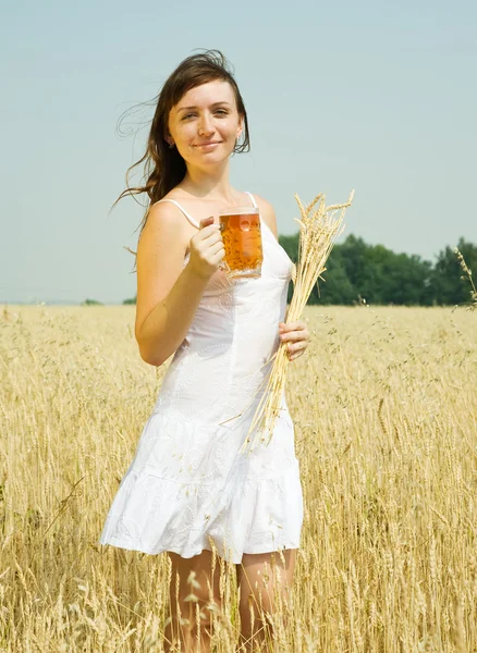 Fille avec de la bière au champ — Photo