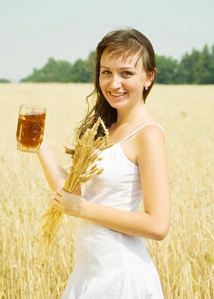 Κορίτσι με μπύρα στο σιτηρών — Φωτογραφία Αρχείου