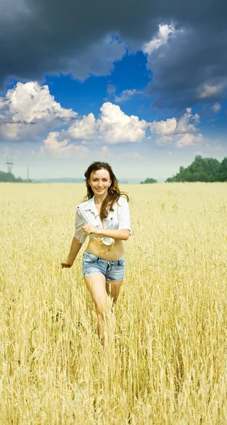 Бегущая девушка на поле — стоковое фото