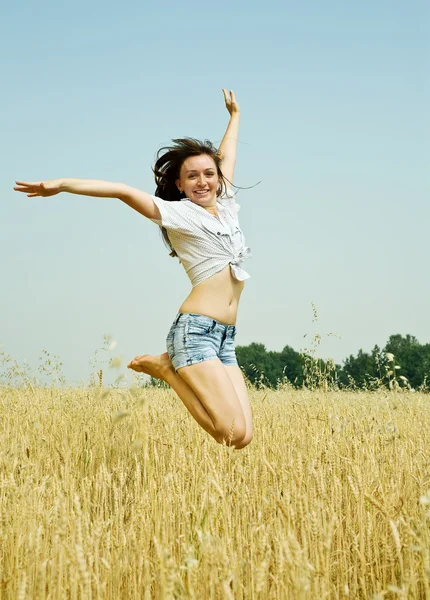 Hoppa flicka på fältet — Stockfoto