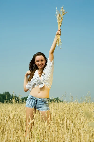 Chica con espiga de trigo —  Fotos de Stock