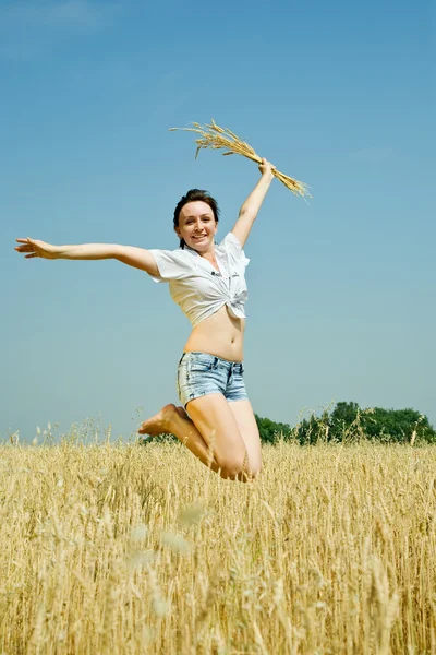 Salto ragazza con spiga di grano — Foto Stock