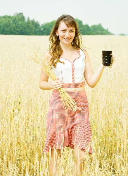 Дівчина з пивом на зернових — стокове фото