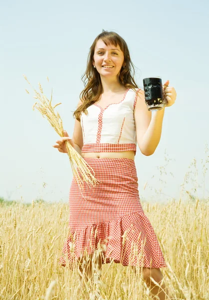 クワスと小麦を持つ少女 — ストック写真
