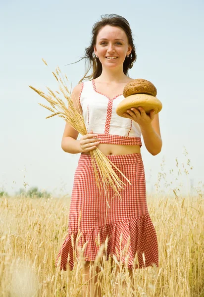 Дівчина з хлібом на полі — стокове фото