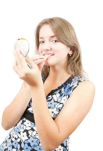 Chica aplicando lápiz labial sobre blanco — Foto de Stock