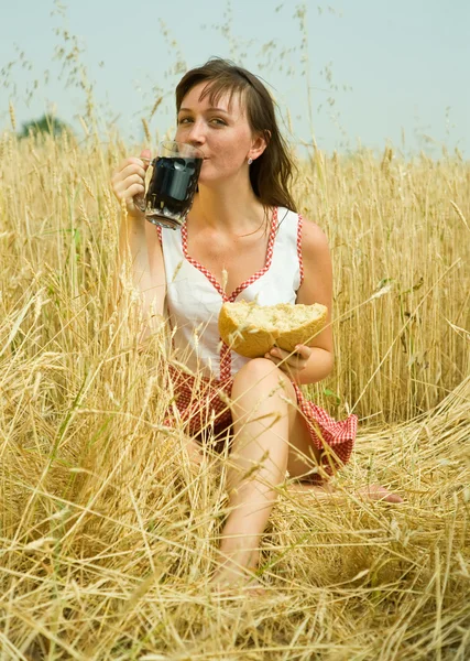 Dívka s quass a chléb — Stock fotografie