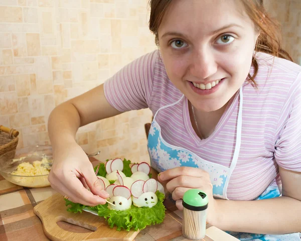 Mulher está decorando ovo recheado — Fotografia de Stock
