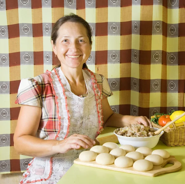 Mujer haciendo albóndigas de carne — Foto de Stock