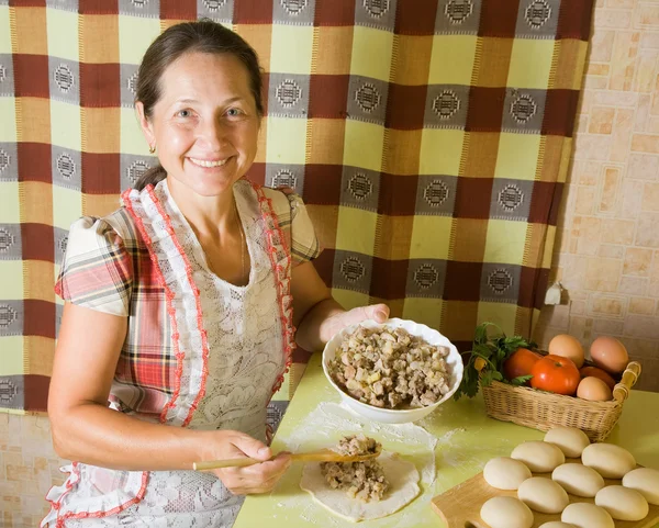 Mujer cocinando carne pastosa — Foto de Stock