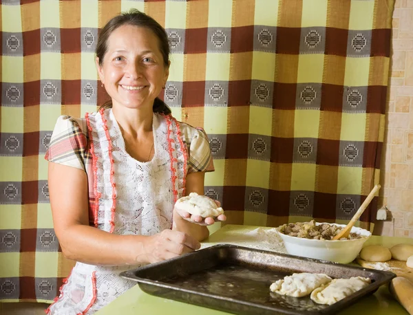 Woman making meat dumplings — Stock Photo, Image
