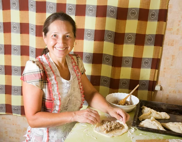 Жінка робить м'ясну пасту — стокове фото