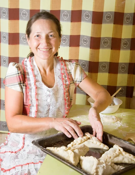 Woman making meat pasty — Stock Photo, Image
