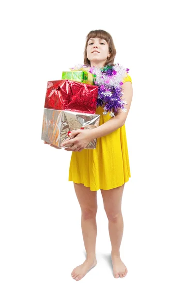 Сексуальна дівчина в жовтій сукні з подарунковими коробками — стокове фото